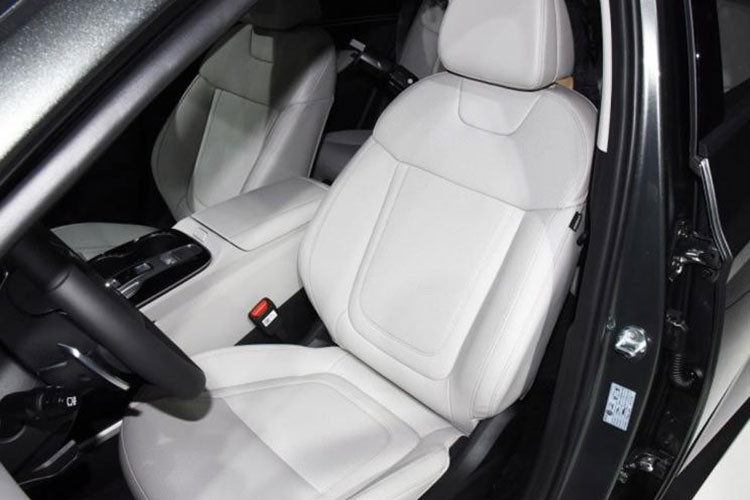 Thêm vào đó là cụm điều khiển trung tâm với các nút chọn số dùng công nghệ Shift by Wire, phanh đỗ xe điện tử, nút giữ phanh tạm thời Auto Hold và 2 ngăn đựng cốc bên cạnh...