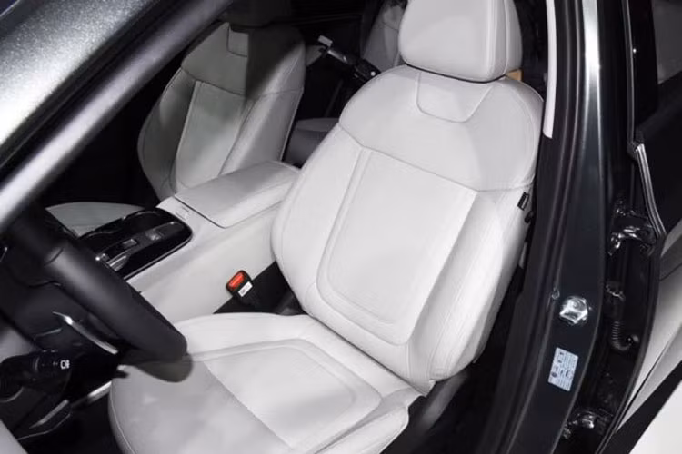 Thêm vào đó là cụm điều khiển trung tâm với các nút chọn số dùng công nghệ Shift by Wire, phanh đỗ xe điện tử, nút giữ phanh tạm thời Auto Hold và 2 ngăn đựng cốc bên cạnh...