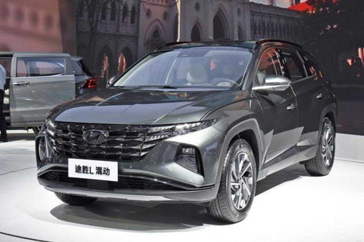 Hiện giá xe Hyundai Tucson L Hybrid 2022 tại thị trường Trung Quốc vẫn chưa được công bố. Trong khi đó, các bản còn lại của Hyundai Tucson L 2022 có giá dao động từ 161.800 - 201.800 Nhân dân tệ 569 - 710 triệu đồng).