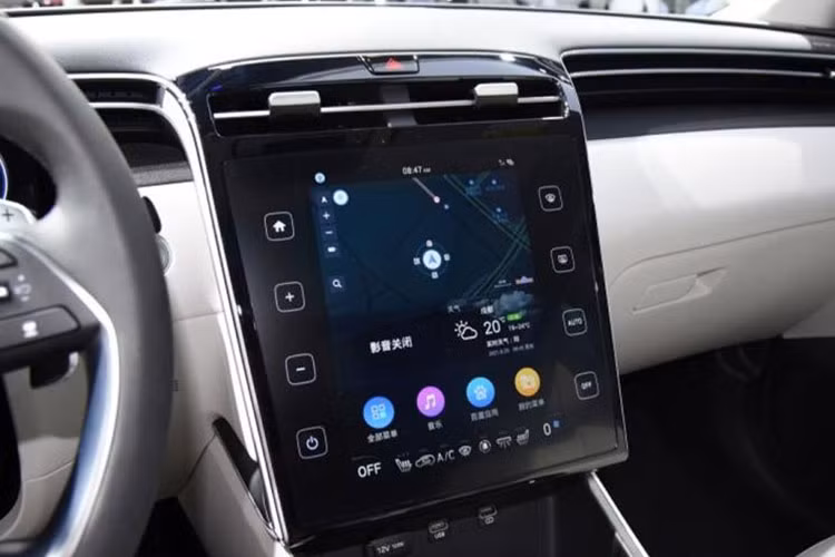 Màn hình thông tin giải trí dạng cảm ứng với kích thước 10,25 inch. Màn hình này nằm trên các nút cảm ứng điện dung để chỉnh hệ thống âm thanh, hệ thống định vị, điều hòa tự động 3 vùng và các công nghệ khác. Bên dưới nữa là cổng sạc USB, ổ điện 12 V và khay sạc điện thoại thông minh không dây. 