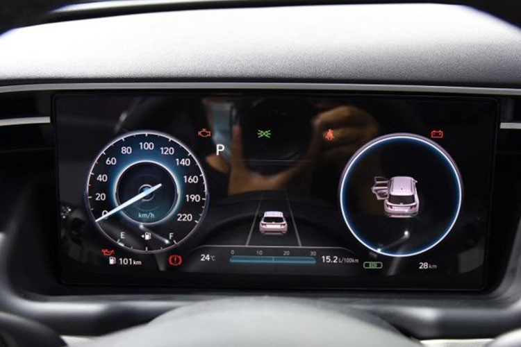Những trang bị đáng chú ý của Hyundai Tucson L Hybrid 2022 dành cho thị trường Trung Quốc bao gồm bảng đồng hồ kỹ thuật số đi kèm màn hình 10,4 inch... Vô lăng đa chức năng giống "người anh em" Hyundai Elantra thế hệ mới.