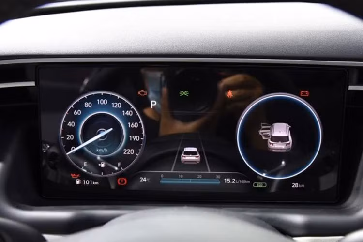 Những trang bị đáng chú ý của Hyundai Tucson L Hybrid 2022 dành cho thị trường Trung Quốc bao gồm bảng đồng hồ kỹ thuật số đi kèm màn hình 10,4 inch... Vô lăng đa chức năng giống "người anh em" Hyundai Elantra thế hệ mới.