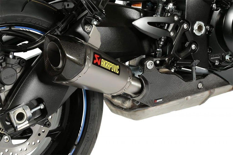 GSX-S1000 Team Suzuki còn được hãng xe Nhật Bản trang bị thêm hệ thống ống xả Akrapovic titan với nắp chụp đầu xả bằng sợi carbon, đây là hệ thống xả được phát triển riêng cho dòng xe này. Cùng với đó là pát biển số độ, bằng chất liệu nhôm khác biệt hơn so với bản thường.