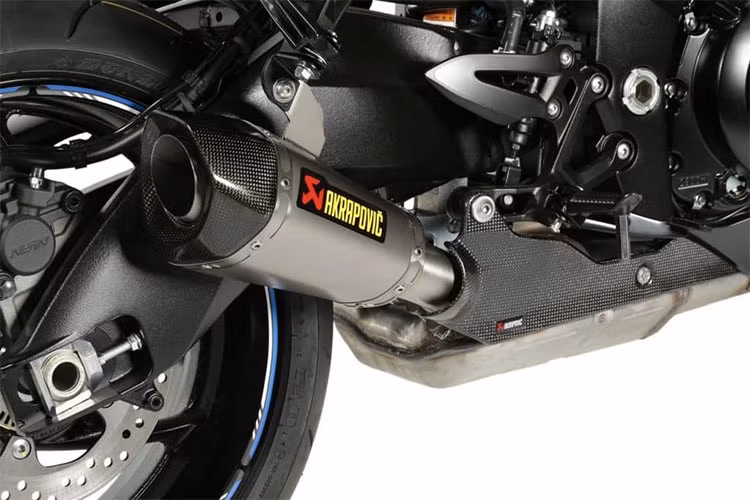 GSX-S1000 Team Suzuki còn được hãng xe Nhật Bản trang bị thêm hệ thống ống xả Akrapovic titan với nắp chụp đầu xả bằng sợi carbon, đây là hệ thống xả được phát triển riêng cho dòng xe này. Cùng với đó là pát biển số độ, bằng chất liệu nhôm khác biệt hơn so với bản thường.