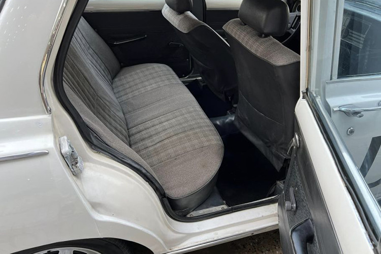 Nhìn chung chiếc Toyota Corona vừa tròn 60 tuổi của Qua Vũ còn giữ các chi tiết nguyên bản, chủ xe chỉ độ thêm bộ gạt đựng tàn xì gà và hộc đựng bình cá phê, 2 vật dụng bất ly thân của doanh nhân này.