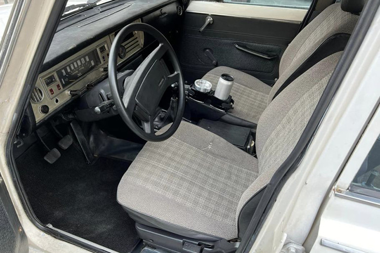 Khác với nhiều mẫu xe Toyota Corona đang được rao bán trên nhiều trang có nội thất xuống cấp trầm trọng, chiếc xe của ông Đặng Lê Nguyên Vũ đã được bọc lại khoang lái và khoang hành khách mới mẻ, nhưng màu sắc ghế cũng khá cổ điển.