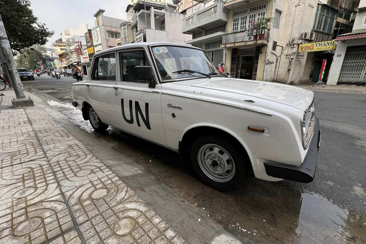 Chiếc Toyota Corona phiên bản RT40 này sở hữu ngoại hình mang đậm chất cổ điển với hai cặp đèn tròn, đi cùng tấm lưới tản nhiệt cứng cáp nhìn rất hài hòa. Bên dưới lưới tản nhiệt là cản trước màu đen được thiết kế nhô hẳn ra.