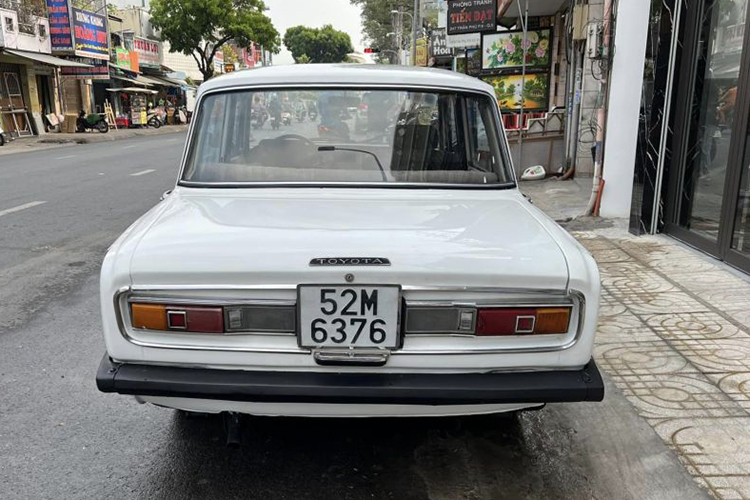 Phía hông được trang bị cụm đèn xi nhan màu cam, đi cùng logo Corona và dòng chữ UN quen thuộc trên những mẫu xe của “vua cafe”. Đuôi xe có cụm đèn xi nhan, đèn hậu và đèn lùi được thiết kế tạo thành một dải liền kề cùng cản sau nhô ra không khác gì cản trước.