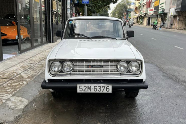 Chiếc xe Toyota Corona của Đặng Lê Nguyên Vũ bị bắt gặp khi cùng đại gia này xuống phố Sài Gòn dạo chơi. Dựa vào hình dáng bên ngoài, có thể đoán chiếc Corona này thuộc thế hệ thứ 3, sản xuất vào giai đoạn năm 1964 - 1970, tại thị trường Nhật Bản, còn ở Hàn Quốc từ 1966–1972. 