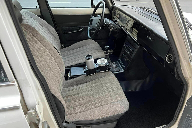 Cung cấp sức mạnh cho Toyota Corona là động cơ I4 dung tích 1.5 lít ký hiệu 2R, với công suất cực đại 74 mã lực tại vòng tua máy 5000 vòng/phút cùng mô men xoắn cực đại 116 N.m tại vòng tua máy 2.600 vòng/phút, kết hợp cùng hộp số tay.