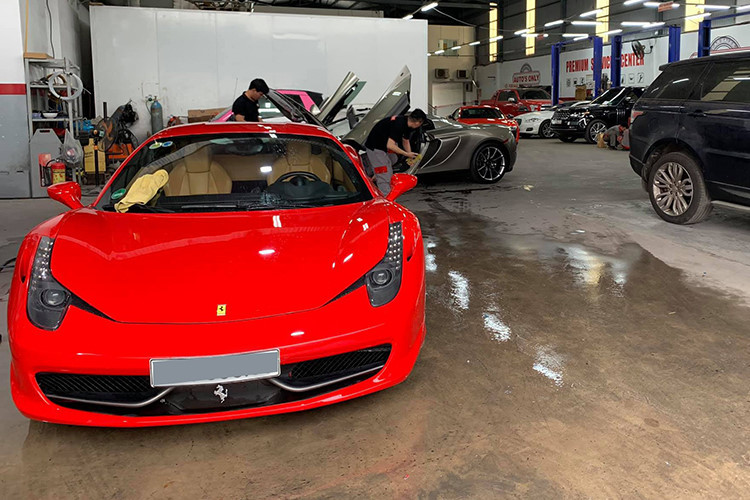 Siêu xe Ferrari 458 Italia màu đỏ, đây là chiếc 458 Italia màu đỏ thứ 2 từng được nhập về bởi một showroom ở Hà Nội với giá gần chục tỷ đồng. Xe sử dụng động cơ V8, 4.5 lít, công suất cực đại 570 mã lực cùng 540 Nm. Mẫu xe này hiện đã dừng sản xuất và được thay thế bằng 488 GTB.