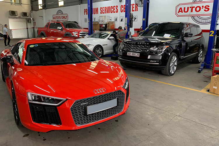Siêu xe Audi R8 V10 Plus, đây là chiếc thứ 3 về nước năm 2016. Xe gắn động cơ V10 5.2L FSI hút khí tự nhiên, công suất 610 mã lực, mô-men xoắn 560 Nm. Đi kèm khối động cơ khủng này là hộp số S tronic 7 cấp cải tiến với 3 chế độ, kết hợp với hệ thống dẫn động bốn bánh xe có khả năng tăng tốc từ 0-100km/h trong 3,2 giây và đạt tốc độ tối đa 330 km/h.