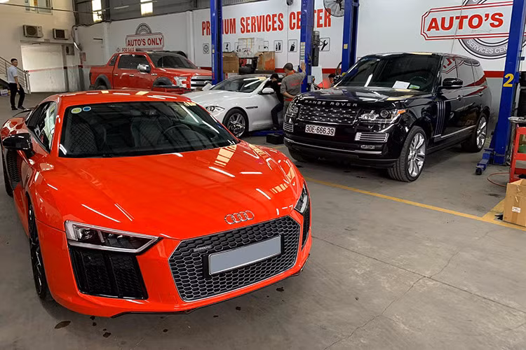 Siêu xe Audi R8 V10 Plus, đây là chiếc thứ 3 về nước năm 2016. Xe gắn động cơ V10 5.2L FSI hút khí tự nhiên, công suất 610 mã lực, mô-men xoắn 560 Nm. Đi kèm khối động cơ khủng này là hộp số S tronic 7 cấp cải tiến với 3 chế độ, kết hợp với hệ thống dẫn động bốn bánh xe có khả năng tăng tốc từ 0-100km/h trong 3,2 giây và đạt tốc độ tối đa 330 km/h.