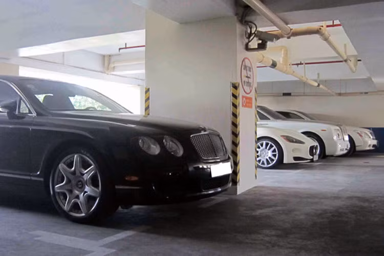 Trong hầm xe siêu sang đắt giá này còn có sự xuất hiện của một chiếc Bentley Continental GTC Speed 80-11. Chỉ có 80 chiếc được sản xuất trên toàn thế giới được ông chủ Masan - Nguyễn Đăng Quang đã nhập về.