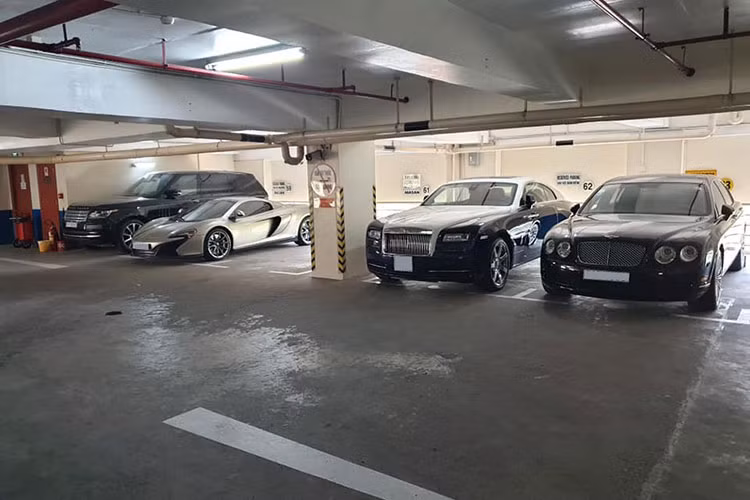 Ông Nguyễn Đăng Quang sinh năm 1963, là một đại gia khá kín tiếng. Forbes tuyên bố danh sách tỷ phú USD 2019 có sự xuất hiện của ông Quang với tài sản 1,3 tỷ USD. Với số tiền khổng lồ như vậy, việc sở hữu những chiếc Rolls-Royce, Bentley hay Ferrari không phải là vấn đề to tát với vị đại gia hàng tiêu dùng Việt Nam.