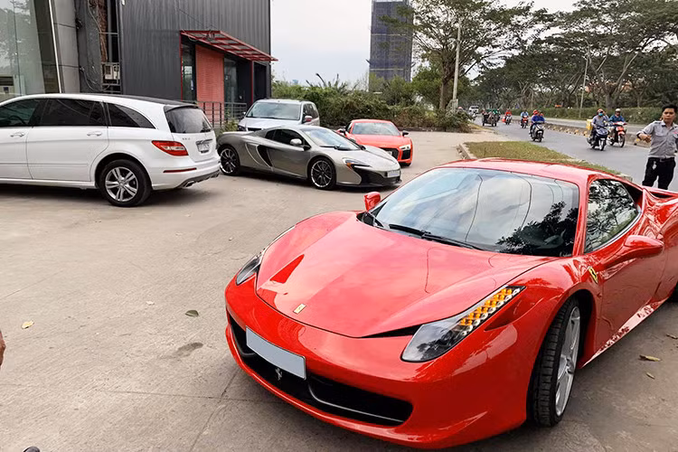 Đợt trước Tết, những chiếc siêu xe trong hầm đồng loạt được đưa đi chăm sóc, làm đẹp. Hình ảnh xuất hiện trước đó cho thấy nhiều xe bị phủ bụi. Có lẽ vị đại gia này còn bận công việc kinh doanh, ít có thời gian sử dụng.