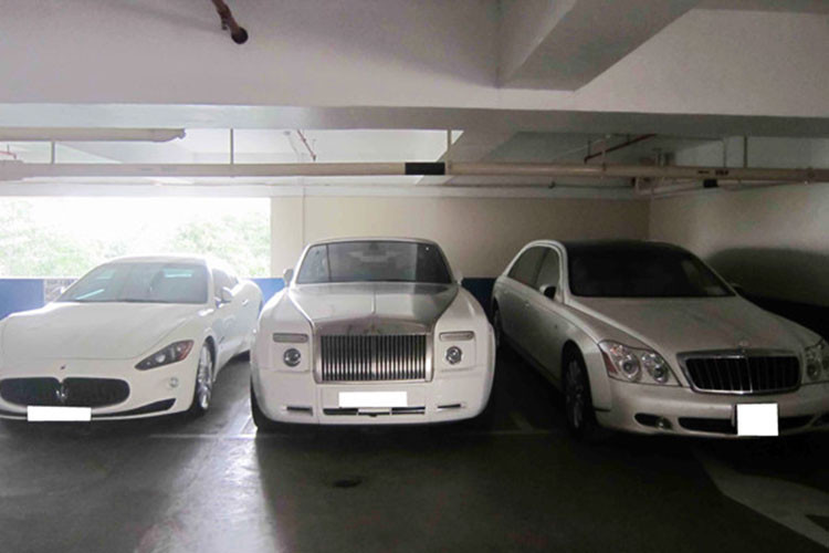 Bộ ba xe siêu sang, từ phải qua là Maybach 62S, Rolls-Royce Phantom Drophead Coupe, Maserati Granturismo. Cả ba chiếc xe đều có màu trắng.
