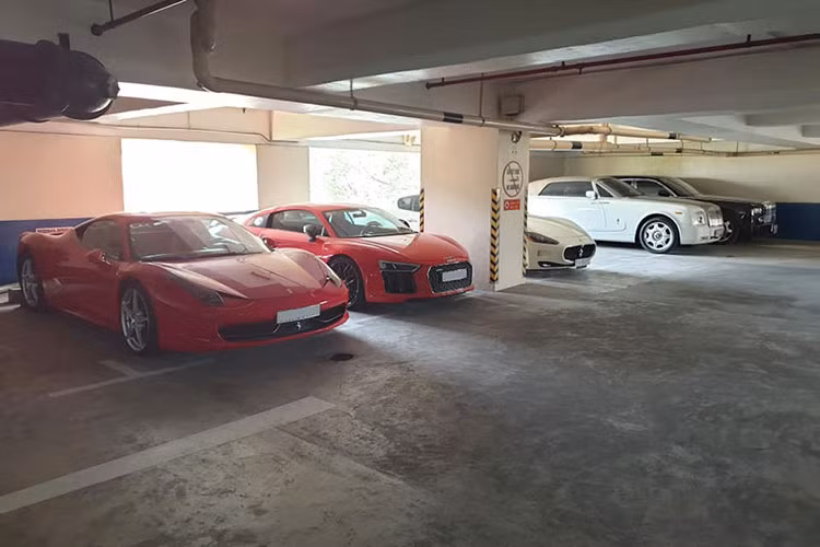 Tại TP HCM, có một căn hầm gửi xe đặt ở một khách sạn lớn chứa rất nhiều siêu xe và xe siêu sang thu hút sự chú ý. Có nhiều chiếc thuộc hàng hiếm, hàng độc và đắt nhất trên thị trường hiện nay. Theo tìm hiểu thì đây là bộ sưu tập siêu xe của ông chủ Masan Consumer- Nguyễn Đăng Quang.