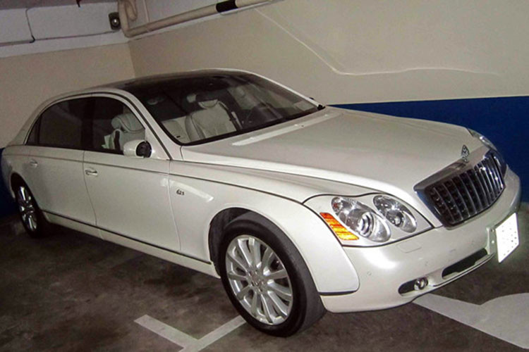Chiếc xe siêu sang Maybach 62S màu trắng độc nhất tại Sài Gòn. Đây là chiếc xe được đặt hàng chính hãng về Việt Nam giữa năm 2010. Thời điểm bấy giờ, Maybach 62S ra biển trắng có giá khoảng 1,2 triệu USD.