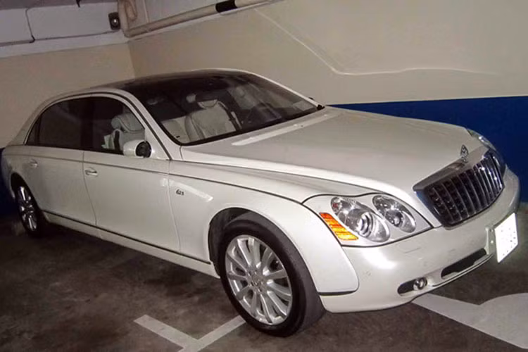 Chiếc xe siêu sang Maybach 62S màu trắng độc nhất tại Sài Gòn. Đây là chiếc xe được đặt hàng chính hãng về Việt Nam giữa năm 2010. Thời điểm bấy giờ, Maybach 62S ra biển trắng có giá khoảng 1,2 triệu USD.