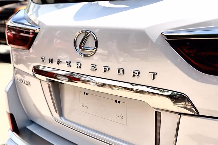 Đuôi xe được bổ sung thêm cản sau riêng biệt, thể thao hơn bản thường và thiết kế đèn hậu không có sự thay đổi. Tuy nhiên, Lexus LX570 Superior tại thị trường Trung Đông không có logo "Superior" trên cửa khoang hành lý như phiên bản ở Nga. Thay vào đó là dòng chữ Super Sport. 