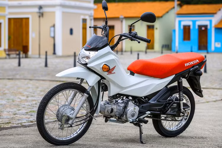 Mẫu xe máy Honda Pop 110i 2019 hoàn toàn mới vừa chính thức được ra mắt tại thị trường Brazil với thiết kế cực kỳ độc đáo và lạ mắt. Pop 110i sở hữu thiết kế được xếp vào phân khúc Underbone tương tự như "người anh em" Honda Sonic được ưa chuộng tại thị trường Đông Nam Á.