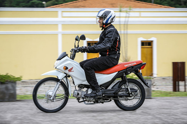 Động cơ phun xăng điện tử PGM-FI, làm mát bằng không khí, hộp số côn tay 4 cấp. Đây được xem là mẫu xe côn tay sử dụng cho đô thị khá thuận tiện, đặc biệt là tiết kiệm nhiên liệu hơn so với các đối thủ cùng phân khúc.