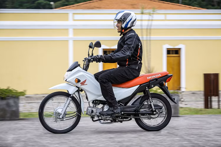 Động cơ phun xăng điện tử PGM-FI, làm mát bằng không khí, hộp số côn tay 4 cấp. Đây được xem là mẫu xe côn tay sử dụng cho đô thị khá thuận tiện, đặc biệt là tiết kiệm nhiên liệu hơn so với các đối thủ cùng phân khúc.