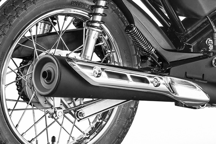 Phanh trước và sau của Pop 110 đều được trang bị phanh đùm (phanh tang trống) tiêu chuẩn. Hệ thống ống xả được thiết kế với ốp chống nóng kim loại bên ngoài, phía trong được sơn tĩnh điện mà đen khá nổi bật.