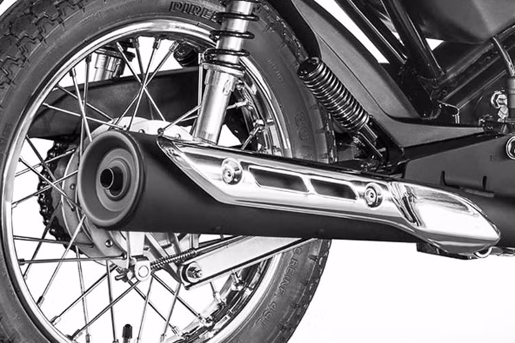 Phanh trước và sau của Pop 110 đều được trang bị phanh đùm (phanh tang trống) tiêu chuẩn. Hệ thống ống xả được thiết kế với ốp chống nóng kim loại bên ngoài, phía trong được sơn tĩnh điện mà đen khá nổi bật.