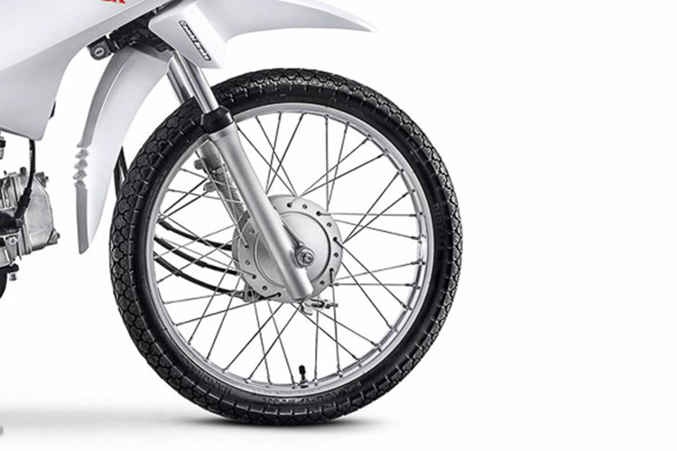 Honda Pop 110i được trang bị bánh trước kích thước 17 inch, trong khi bánh sau chỉ 14 inch đi kèm bộ vành nan kiểu cũ. Hệ thống giảm sóc trước dạng ống lồng, sau là lò xo trụ. Vè chắn bùn cũng được thiết kế rời so với bánh xe theo phong cách thể thao.