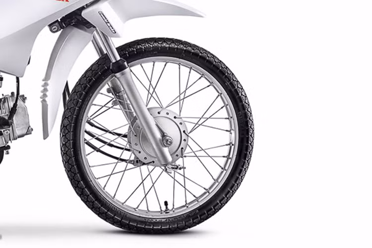 Honda Pop 110i được trang bị bánh trước kích thước 17 inch, trong khi bánh sau chỉ 14 inch đi kèm bộ vành nan kiểu cũ. Hệ thống giảm sóc trước dạng ống lồng, sau là lò xo trụ. Vè chắn bùn cũng được thiết kế rời so với bánh xe theo phong cách thể thao.