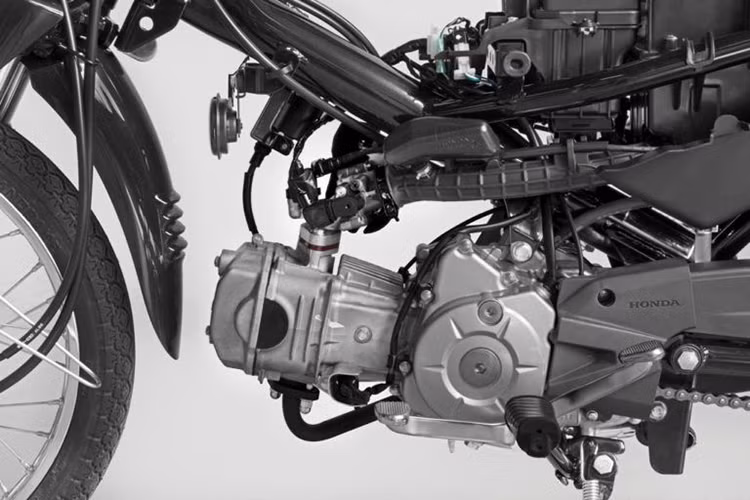 Honda trang bị cho Pop 110i động cơ OHC, xilanh đơn, 4 thì dung tích thực 109,1cc. Động cơ cho công suất tối đa 7,9 mã lực tại vòng tua máy 7,250 vòng/phút và mô-men xoắn cực đại đạt 9 Nm tại 5,000 vòng/phút.