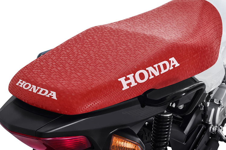 Thân xe với các chi tiết thiết kế gần giống với "người anh em" Honda Sonic. Phiên bản màu trắng của Honda Pop 110i có yên xe màu đỏ nổi bật khá đẹp mắt, tay xách của xe dạng quai sơn màu đen phía đuôi. Xi nhan trước sau của xe thiết kế rời, đèn hậu dạng halogen đơn giản.