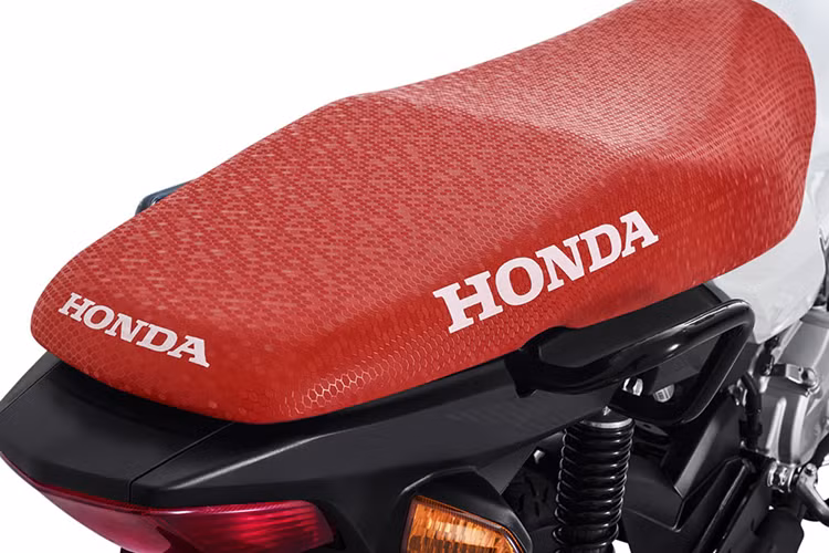 Thân xe với các chi tiết thiết kế gần giống với "người anh em" Honda Sonic. Phiên bản màu trắng của Honda Pop 110i có yên xe màu đỏ nổi bật khá đẹp mắt, tay xách của xe dạng quai sơn màu đen phía đuôi. Xi nhan trước sau của xe thiết kế rời, đèn hậu dạng halogen đơn giản.