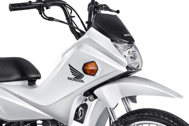 Về thiết kế chi tiết, Pop 110i mang hơi hướng xe cào cào nhưng lại giống như một chiếc xe máy phổ thông đầy phong cách. Đầu xe với đèn pha đơn mang thiết kế khá ấn tượng sử dụng bóng halogen, phía trên là kính núp gió nhỏ.