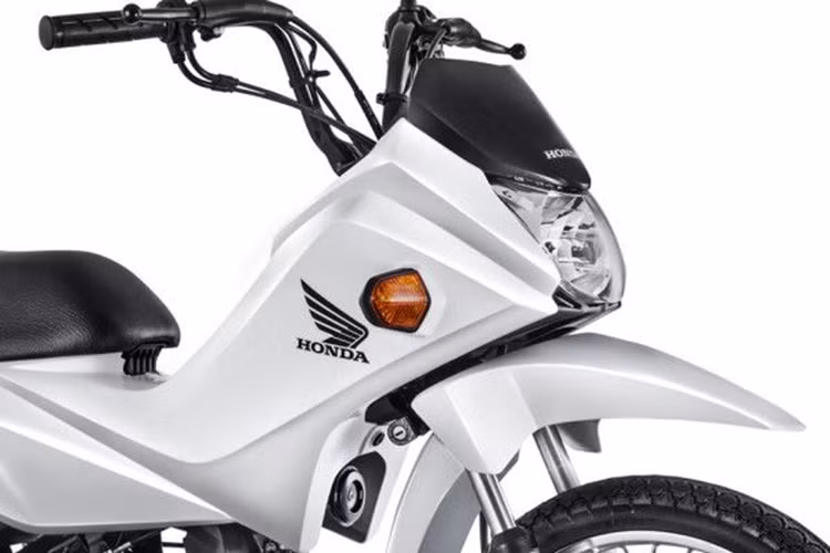 Về thiết kế chi tiết, Pop 110i mang hơi hướng xe cào cào nhưng lại giống như một chiếc xe máy phổ thông đầy phong cách. Đầu xe với đèn pha đơn mang thiết kế khá ấn tượng sử dụng bóng halogen, phía trên là kính núp gió nhỏ.