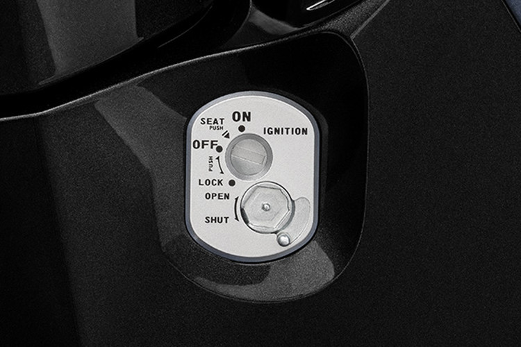 Bên cạnh đó, xe tiếp tục được duy trì ổ khóa thiết kế hiện đại đa năng "4 trong 1" dễ sử dụng, an toàn và chống gỉ sét hiệu quả, bao gồm khóa điện, khóa từ, khóa cổ và khóa yên.