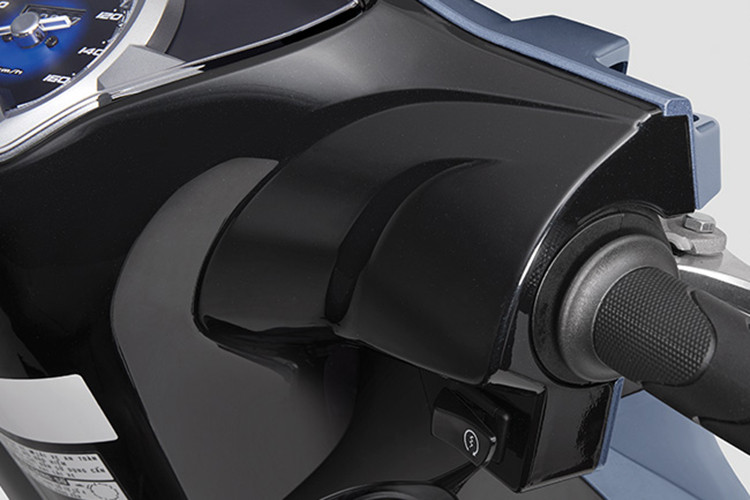 Tiện ích là một trong những điều Honda chú trọng nhất khi phát triển các mẫu xe mới. Với phong cách mạnh mẽ và cao cấp, Future FI 125cc mới được tích hợp nhiều tiện ích hữu dụng, mang đến hành trình thoải mái và cảm giác an tâm hơn cho người lái.