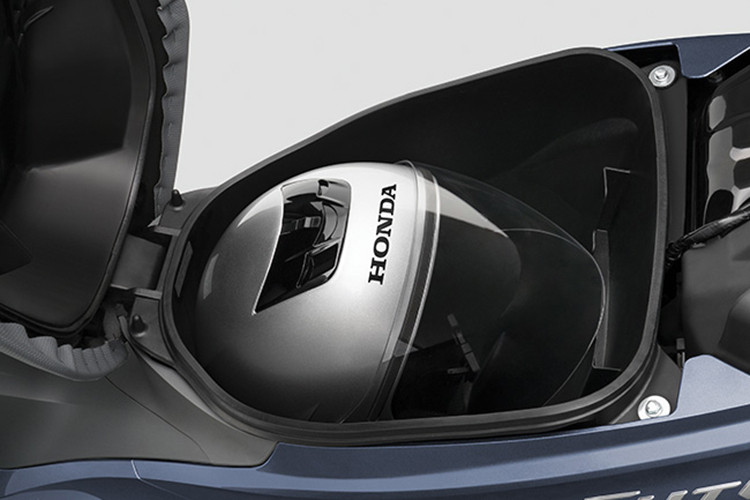 Ngoài ra, hộc đựng đồ với thiết kế mới cũng thân thiện hơn với người sử dụng, mang lại sự tiện nghi tối đa trên mọi hành trình.