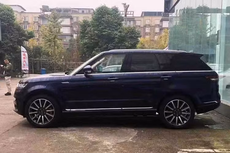 Về kích thước, mẫu xe SUV Hunkt Canticle nhái Range Rover sở hữu chiều dài 4.985 mm, rộng 1.995 mm, cao 1.819 mm, và trục cơ sở dài 2.997 mm. So sánh với kích thước của Range Rover "hàng xịn", Canticle nhỏ hơn một chút nhưng lại có trục cơ sở dài hơn 5 mm.