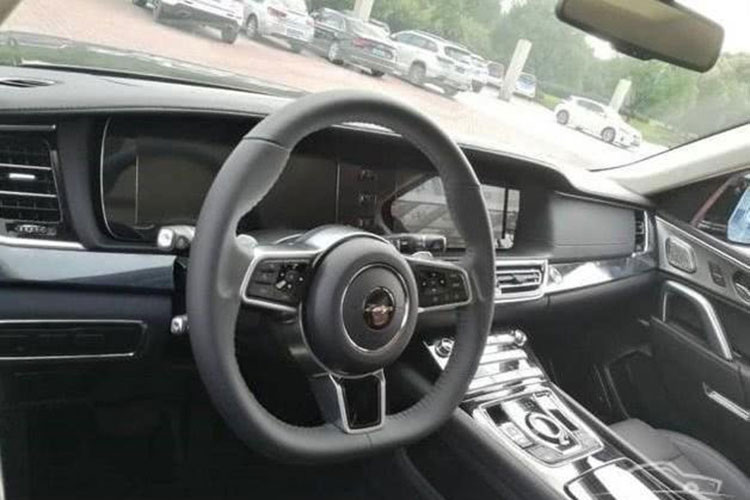 Bên trong của mẫu xe SUV Hunkt Canticie mới này có khác biệt chút ít so với Range Rover. Đáng chú ý là cụm đồng hồ số cỡ lớn, màn hình thứ hai điều khiển hệ thống thông tin giải trí. Núm xoay chuyển số cỡ lớn, nhiều nút điều khiển hệ thống điều hòa của xe.