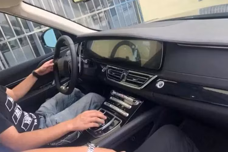 Các chi tiết khác mang đậm nét sang chảnh như các tính năng định vị, giải trí đa nhiệm và màn hình lớn cho hàng ghế sau... Tuy nhiên, nó vẫn mang phong cách "hàng mã" chứ không hề chỉn chu như xe Range Rover xịn.