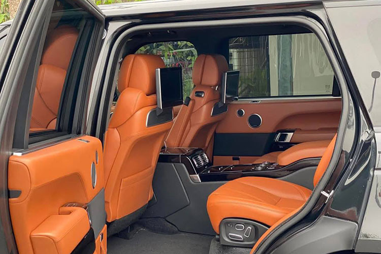 Dưới nắp capo là khối động cơ V8 siêu nạp 5.0L, cho công suất 503 mã lực và 625 Nm mô-men xoắn, đi kèm hộp số tự động 8 cấp và hệ dẫn động 4 bánh toàn thời gian. Là một sản phẩm của thương hiệu Land Rover, xe được trang bị hệ thống kiểm soát địa hình Terrain Response, giúp chinh phục đa dạng địa hình – từ phố thị đến off-road.