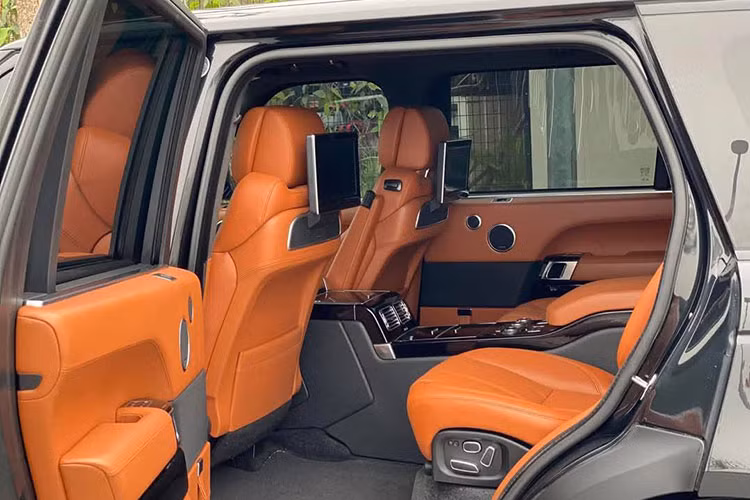 Dưới nắp capo là khối động cơ V8 siêu nạp 5.0L, cho công suất 503 mã lực và 625 Nm mô-men xoắn, đi kèm hộp số tự động 8 cấp và hệ dẫn động 4 bánh toàn thời gian. Là một sản phẩm của thương hiệu Land Rover, xe được trang bị hệ thống kiểm soát địa hình Terrain Response, giúp chinh phục đa dạng địa hình – từ phố thị đến off-road.