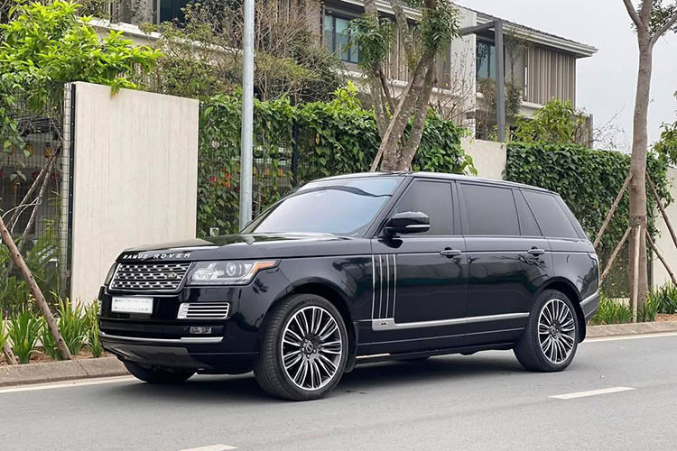 Chiếc xe Range Rover Autobiography LWB đời 2014 là bản trục cơ sở dài (LWB) mang biển số Hà Nội. Đặc biệt, xe đã được chủ cũ nâng cấp mạnh tay cả ngoại hình lẫn trang bị để tiệm cận với phiên bản SVAutobiography facelift – vốn chỉ xuất hiện từ năm 2015 và bản facelift mới được trình làng vào năm 2018.