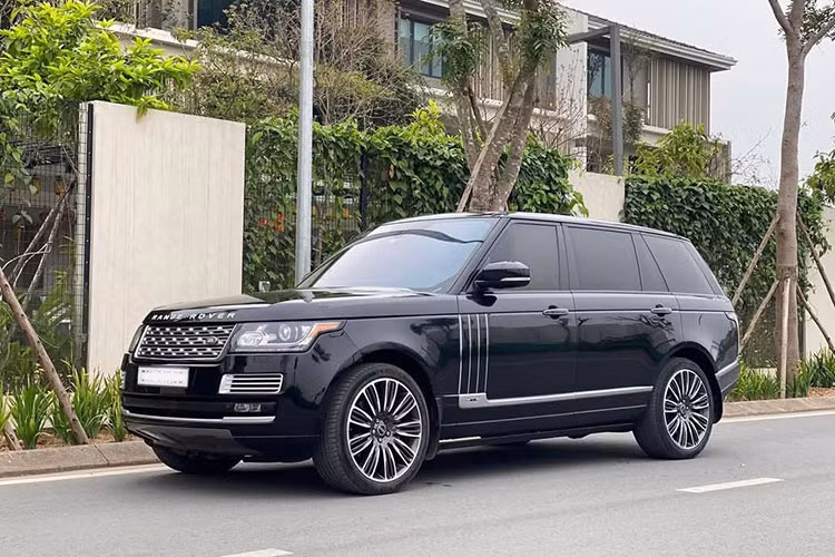 Chiếc xe Range Rover Autobiography LWB đời 2014 là bản trục cơ sở dài (LWB) mang biển số Hà Nội. Đặc biệt, xe đã được chủ cũ nâng cấp mạnh tay cả ngoại hình lẫn trang bị để tiệm cận với phiên bản SVAutobiography facelift – vốn chỉ xuất hiện từ năm 2015 và bản facelift mới được trình làng vào năm 2018.