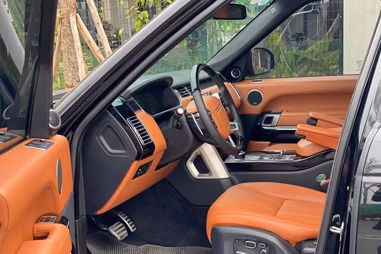Ghế trước cũng được trang bị chỉnh điện đa hướng và sưởi. Trung tâm điều khiển nổi bật với màn hình 8 inch có khả năng hiển thị nội dung riêng biệt cho người lái và hành khách, cùng dàn âm thanh cao cấp Meridian và cần số dạng núm xoay đặc trưng.