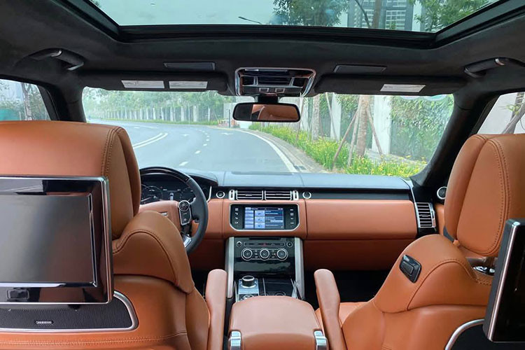 Không gian cabin được bọc da bò cao cấp với chất lượng vẫn ở mức ổn định sau 11 năm sử dụng. Ghế da vẫn căng và ít nhăn, chỉ có một số vùng da bóng lên do sử dụng lâu dài – điều khó tránh trên xe đã qua sử dụng.