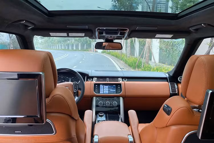 Không gian cabin được bọc da bò cao cấp với chất lượng vẫn ở mức ổn định sau 11 năm sử dụng. Ghế da vẫn căng và ít nhăn, chỉ có một số vùng da bóng lên do sử dụng lâu dài – điều khó tránh trên xe đã qua sử dụng.